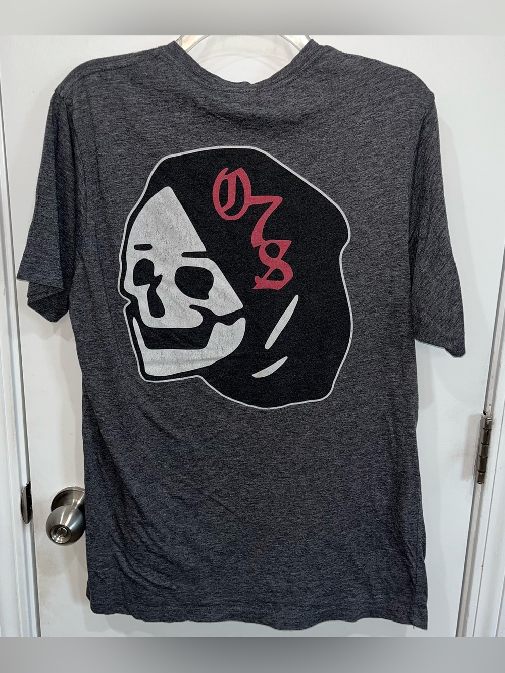 GUC BOSTON RED SOX Men's Size Large Dark Gray Graphic Skull Tee with Red Accent